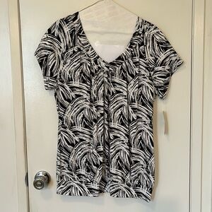 Black & white graphic design women’s short-sleeve top